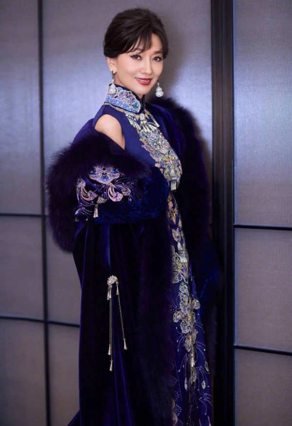 赵雅芝绽放温柔笑容，亲和力十足。