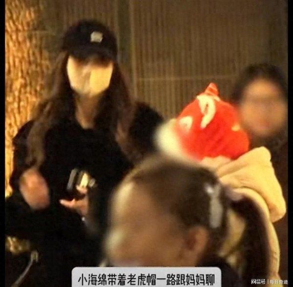 黄晓明angelababy携小海绵游迪士尼引复合猜测