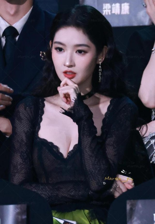 看王玉雯穿抹胸出席活动，才知啥叫倾国倾城，老天爷赏饭吃