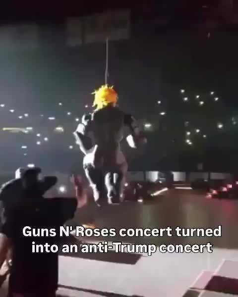 枪花乐队演唱会上演反特朗普行为,观众吊打特朗普人偶