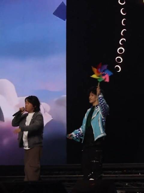 亚细亚旷世奇才作为嘉宾现身大张伟演唱会，并和大老师一起合唱了《莫愁乡》