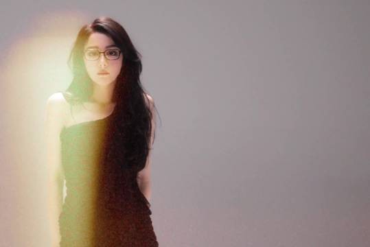 迪丽热巴重新定义时尚展现多面魅力