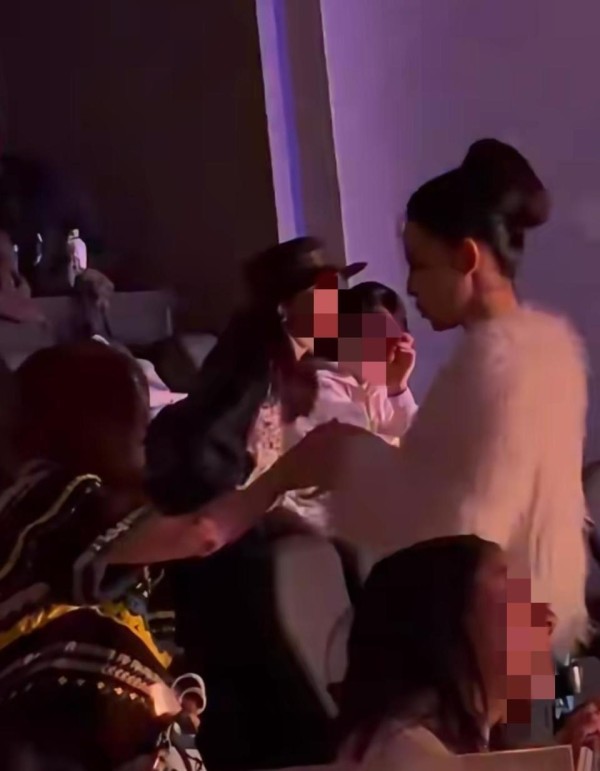 38岁张嘉倪暴瘦十斤,穿皮草衣看Ella演唱会,浪姐搭档陈意涵也在