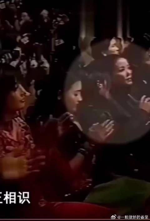 热恋中的锋菲一同参加颁奖礼，在座位上贴面热聊，张柏芝也在场