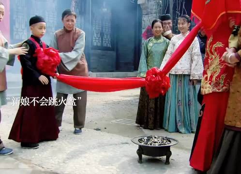 小小年纪就懂得护妻，长大了还得了！