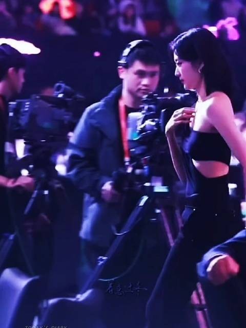 孙千黑色露肩装亮相舞台，短发优雅展自信风采