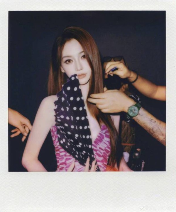 杨颖穿紫粉撞色礼服秀蛮腰 清冷明艳超吸睛