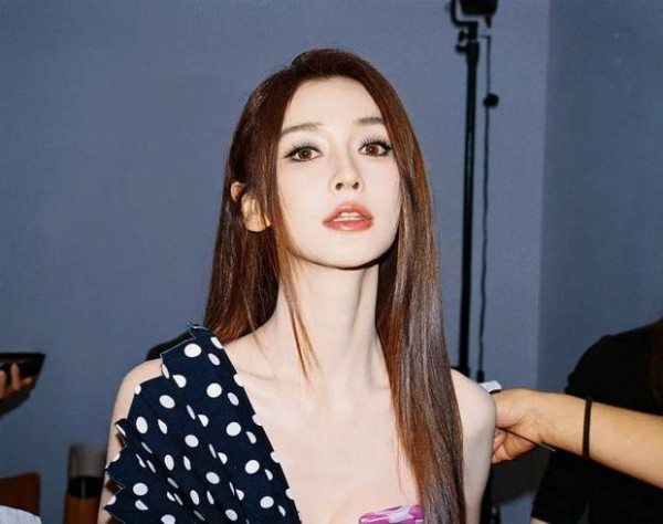 杨颖抬眸望向前方,妆容精致。