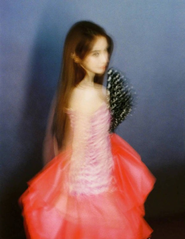 杨颖转身,镜头虚焦间尽显朦胧氛围感。