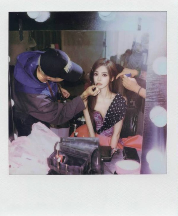 杨颖后台补妆,暖光氤氲。