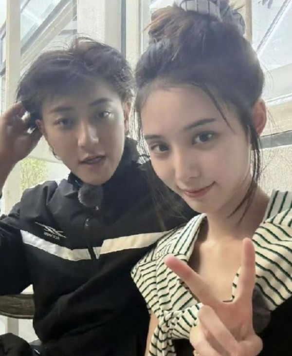 黄子韬徐艺洋滑雪零互动，引发疑似吵架猜测，两人火速直播辟谣