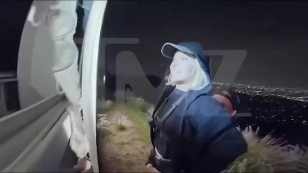 悉尼·斯威尼攀爬好莱坞标志挂内衣宣传品牌或涉破坏公物