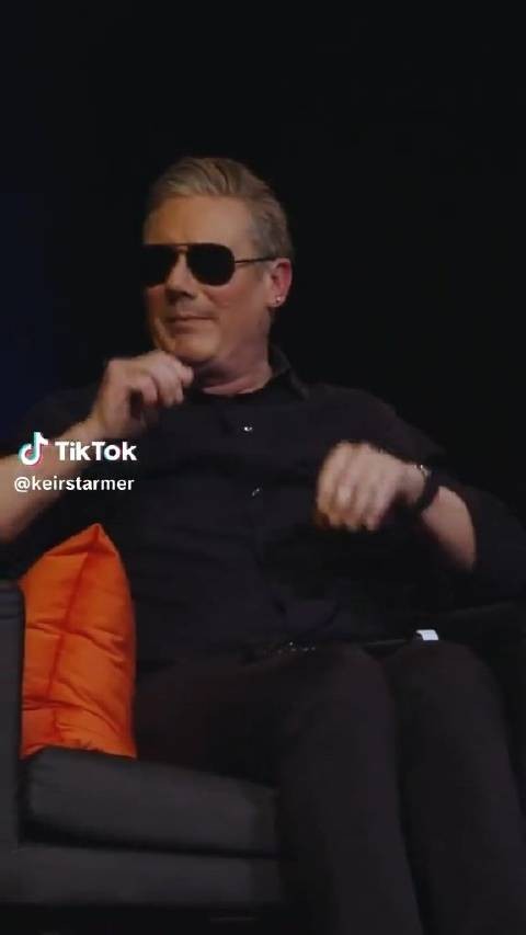 基尔·斯塔默模仿马克龙的时尚： “你好”