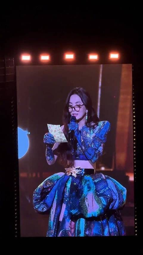 Ella戴老花镜读信网友破防：“我的青春一去不复返”