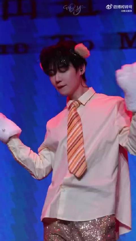 邵明明见面会连换九套造型，十年之约引粉丝期待