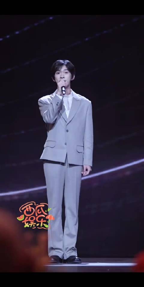 易烊千玺这套灰色西装直接帅到我心巴上！清冷气质拉满，少年感满满