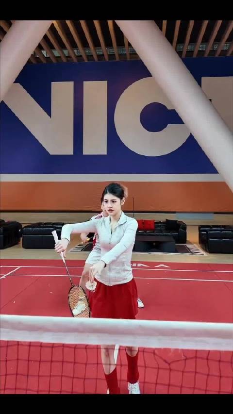 前面打球的女孩是真的这么高大，还是P的呢？