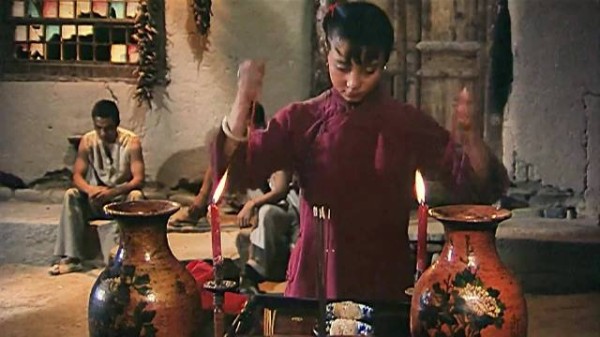 两碗米饭其中有一枚铜钱，两个男人谁吃到漂亮女人便会嫁给谁！