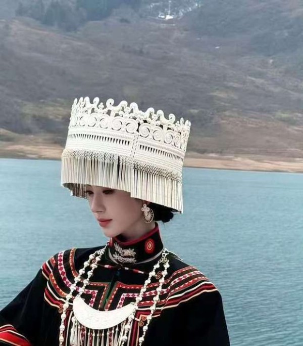 鞠婧祎身着民族服饰，气质脱俗。