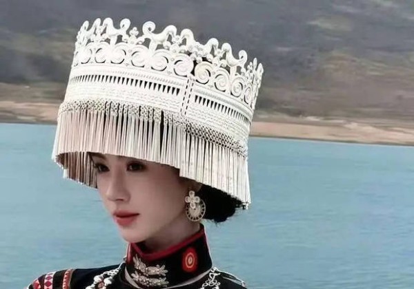 鞠婧祎穿民族服饰变身苗疆少女 眉眼精致气质脱俗