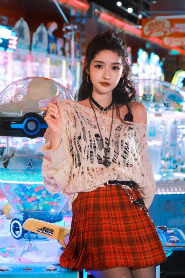 王玉雯米白镂空毛衣搭红格短裙,元气又甜酷。