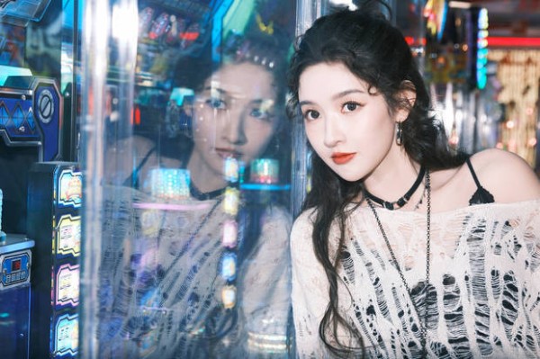 王玉雯玻璃倒影与霓虹交织,气质清冷又灵动。
