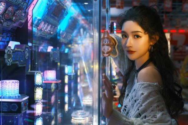 王玉雯五官立体,皮肤白皙。