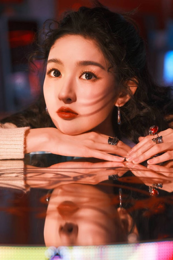 王玉雯伏在反光台面,光影在脸上流转,清冷魅惑。