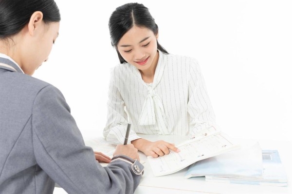 已婚女人如下默许，就是动情了，不要靠太近，要保持距离