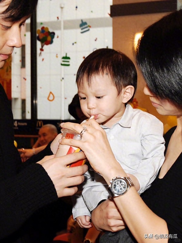 张智霖儿子放假回港,魔童185个头仪态变好,一家三口都盘靓条顺