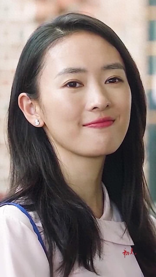 童瑶与大17岁富豪老公度假,穿藏服吃浪漫晚餐,结婚6年很恩爱