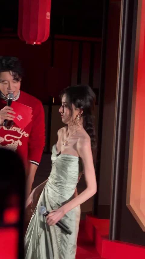 宋祖儿手臂纤细如话筒引关注