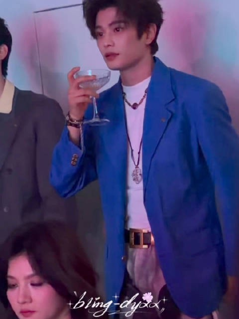 丁禹兮微博之夜饮酒热舞与常华森亲密互动