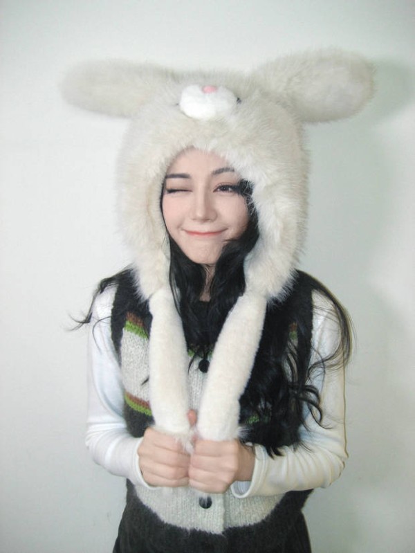 迪丽热巴兔耳帽造型萌翻！甜笑wink灵动可人