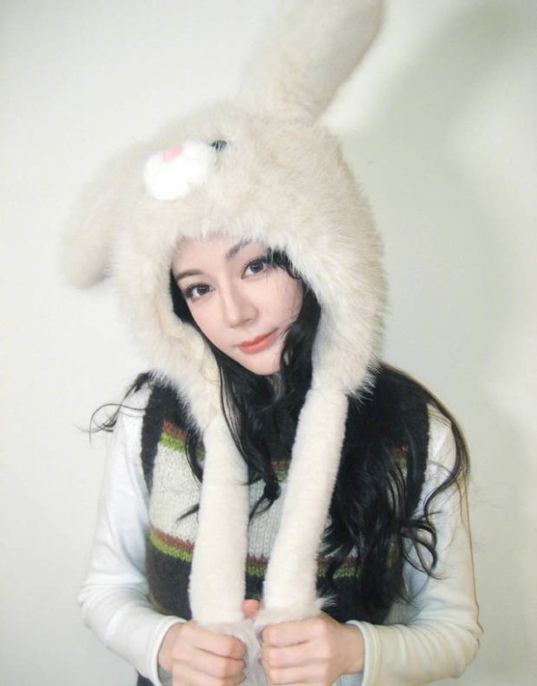 迪丽热巴的五官精致,美貌养眼。