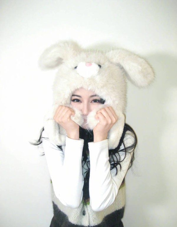 迪丽热巴笑容灿烂,眼睛笑成了月牙儿。