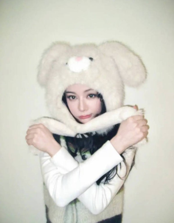 迪丽热巴又萌又酷,十分迷人。