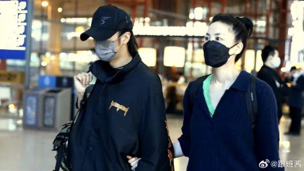 谢霆锋王菲机场被围观,有说有笑关系亲密,男方看王菲满眼宠溺
