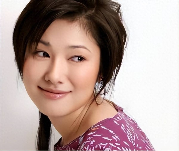 父亲是著名相声演员，却坚决不让她进娱乐圈，如今47岁仍然未婚