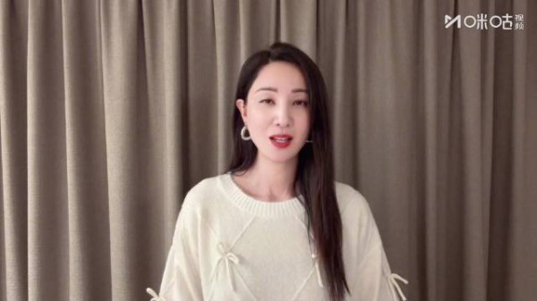 戴佩琳郑希怡亮相咪咕视频女神蒙上眼