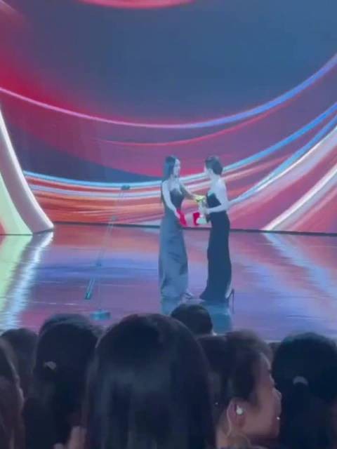 获得总台视后的两位,领奖的时候一起拥抱庆祝