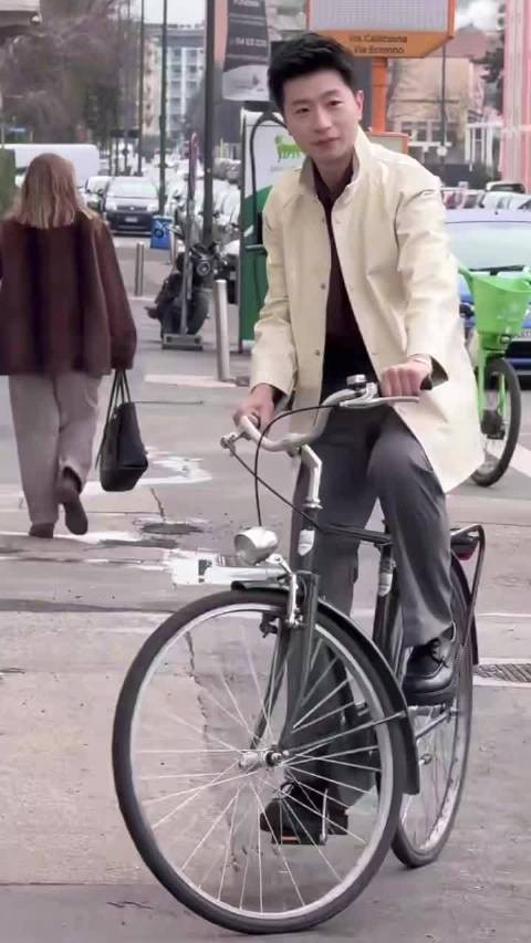 龙队骑着二八大杠来了,有没有感觉很亲切