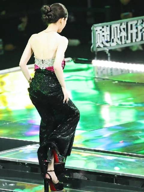 赵露思露背礼服亮相星光大赏获年度影响力艺人