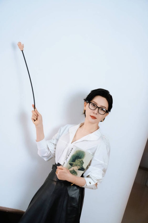 陈数戴黑框眼镜知性优雅。