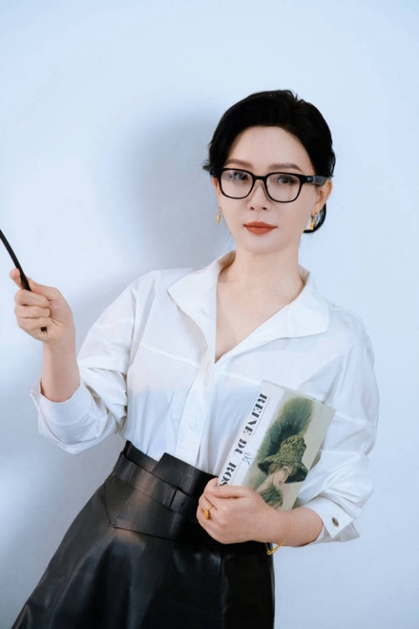 搜狐娱乐讯 29日，陈数在社交平台上更新美照，她身穿白色衬衣，搭配黑皮裙，秒变麻辣女教师，有种雷厉风行的既视感！