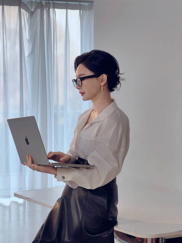 陈数侧颜精致，状态在线。