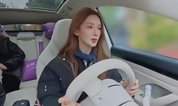 金晨仍未回应，直播代言取消，多部待播作品恐受影响