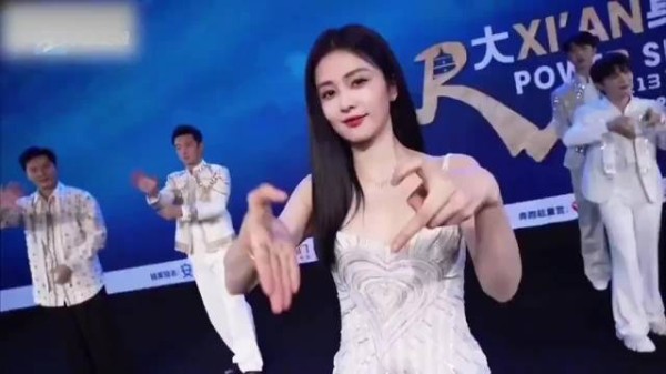 不知道大家有没有看见有一刻范丞丞的眼睛一直黏在白鹿身上