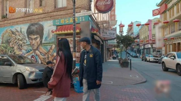 袁娅维美国唐人街偶遇周深海报，惊呼巧遇