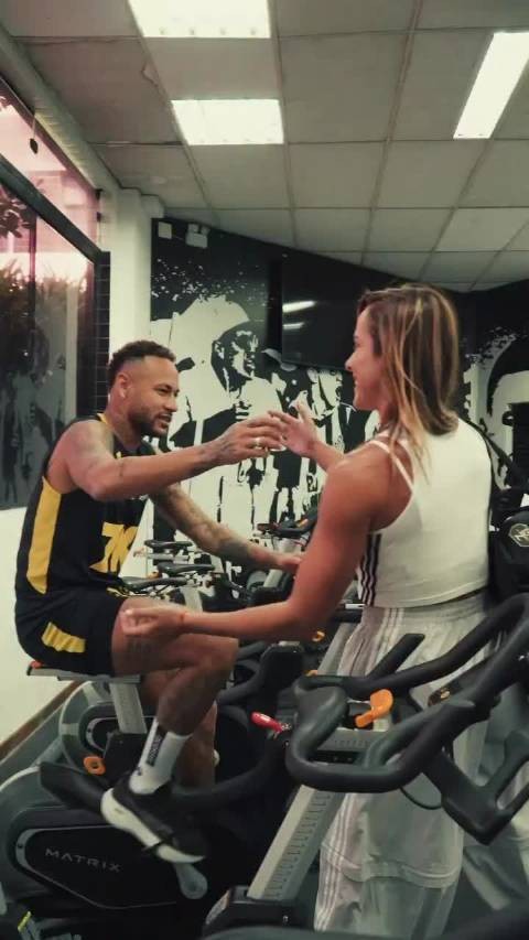 街球女王参加内马尔慈善学院 内马尔